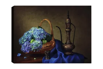 Canvastavla 70x100 cm - Vacker stillhet med en korg fylld av blå hortensior och en elegant metallkanna - Blå / Grön / Brun - Inredning - Tavlor & posters - Canvastavla