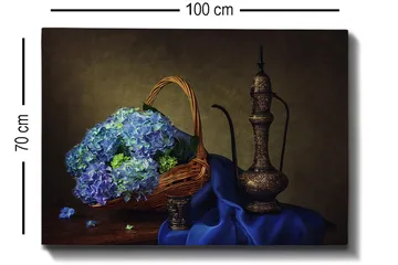 Canvastavla 70x100 cm - Vacker stillhet med en korg fylld av blå hortensior och en elegant metallkanna - Blå / Grön / Brun - Inredning - Tavlor & posters - Canvastavla