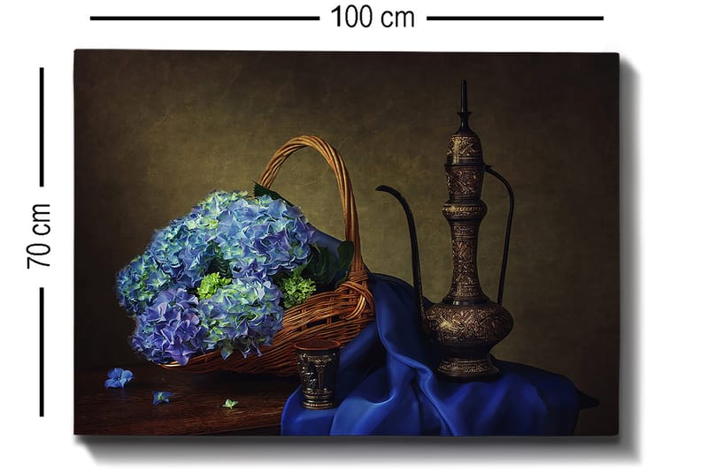Canvastavla 70x100 cm - Vacker stillhet med en korg fylld av blå hortensior och en elegant metallkanna - Blå / Grön / Brun - Inredning - Tavlor & posters - Canvastavla