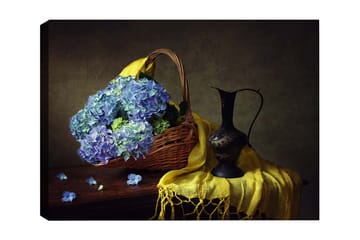 Canvastavla 70x100 cm - Vacker stillhet med en korg fylld av blå hortensior och en elegant svart kanna - Blå / Gul / Grön - Inredning - Tavlor & posters - Canvastavla