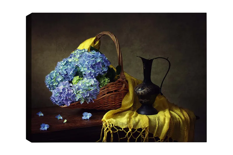 Canvastavla 70x100 cm - Vacker stillhet med en korg fylld av blå hortensior och en elegant svart kanna, Blå / Gul / Grön