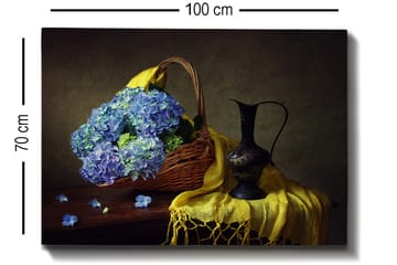 Canvastavla 70x100 cm - Vacker stillhet med en korg fylld av blå hortensior och en elegant svart kanna - Blå / Gul / Grön - Inredning - Tavlor & posters - Canvastavla