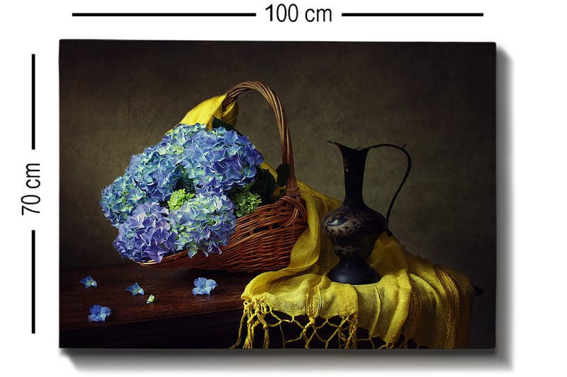 Canvastavla 70x100 cm - Vacker stillhet med en korg fylld av blå hortensior och en elegant svart kanna - Blå / Gul / Grön - Inredning - Tavlor & posters - Canvastavla