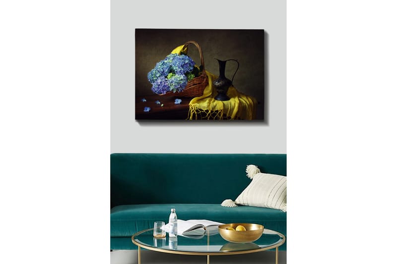Canvastavla 70x100 cm - Vacker stillhet med en korg fylld av blå hortensior och en elegant svart kanna - Blå / Gul / Grön - Inredning - Tavlor & posters - Canvastavla