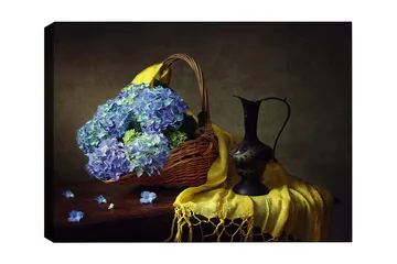 Canvastavla 70x100 cm - Vacker stillhet med en korg fylld av blå hortensior och en elegant svart kanna - Blå / Gul / Grön - Inredning - Tavlor & posters - Canvastavla