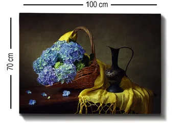 Canvastavla 70x100 cm - Vacker stillhet med en korg fylld av blå hortensior och en elegant svart kanna - Blå / Gul / Grön - Inredning - Tavlor & posters - Canvastavla