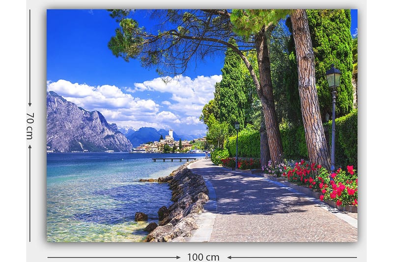 Canvastavla 70x100 cm - Vacker strandpromenad med träd och blommor vid en sjö, omgiven av berg och en pittoresk stad i bakgrunden - Blå / Grön / Röd - Inredning - Tavlor & posters - Canvastavla