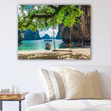 Canvastavla 70x100 cm - Vacker strandscen med båtar omgivna av klippformationer och grönskande träd - Grön / Turkos / Brun - Inredning - Tavlor & posters - Canvastavla
