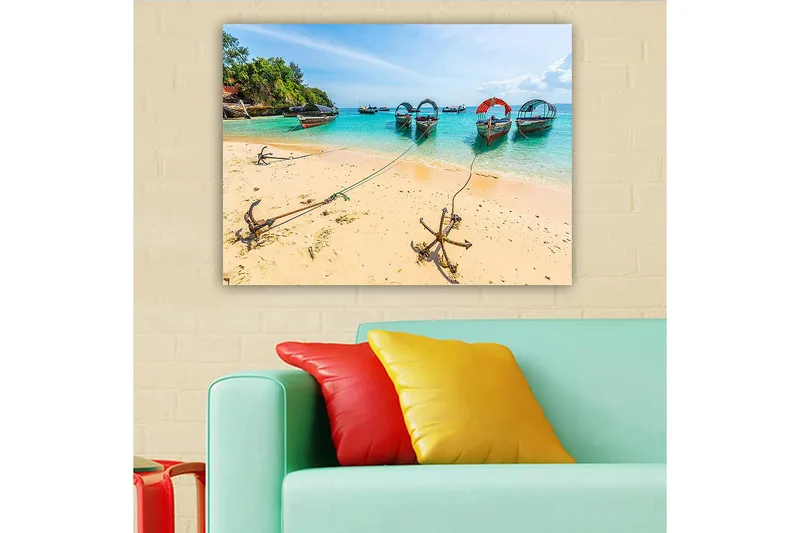 Canvastavla 70x100 cm - Vacker strandscen med flera färgglada båtar som ligger förtöjda vid en sandstrand - Turkos / Beige / Röd - Inredning - Tavlor & posters - Canvastavla