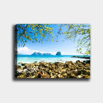 Canvastavla 70x100 cm - Vacker strandscen med klippor, klart turkost vatten och en blå himmel - Turkos / Blå / Grön - Inredning - Tavlor & posters - Canvastavla