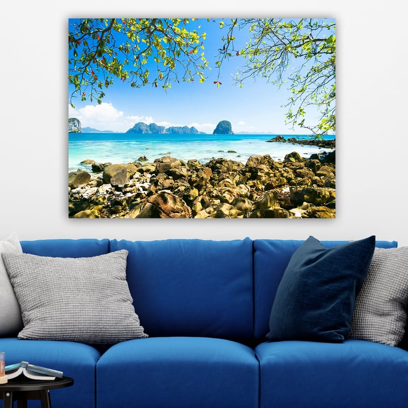 Canvastavla 70x100 cm - Vacker strandscen med klippor, klart turkost vatten och en blå himmel - Turkos / Blå / Grön - Inredning - Tavlor & posters - Canvastavla