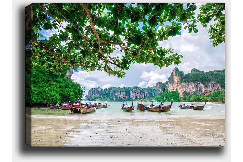 Canvastavla 70x100 cm - Vacker strandscen med traditionella båtar som ligger vid kusten omgiven av grönskande klippor och träd - Grön / Blå / Beige - Inredning - Tavlor & posters - Canvastavla