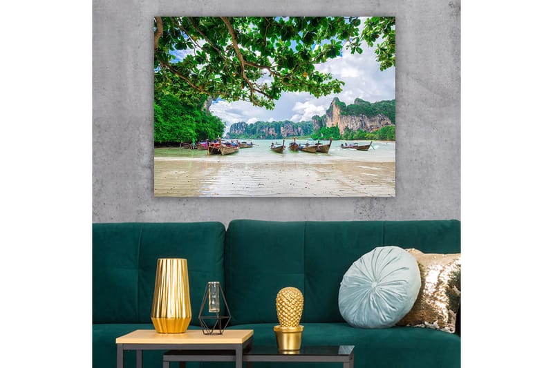 Canvastavla 70x100 cm - Vacker strandscen med traditionella båtar som ligger vid kusten omgiven av grönskande klippor och träd, Grön / Blå / Beige