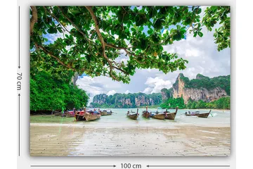 Canvastavla 70x100 cm - Vacker strandscen med traditionella båtar som ligger vid kusten omgiven av grönskande klippor och träd - Grön / Blå / Beige - Inredning - Tavlor & posters - Canvastavla