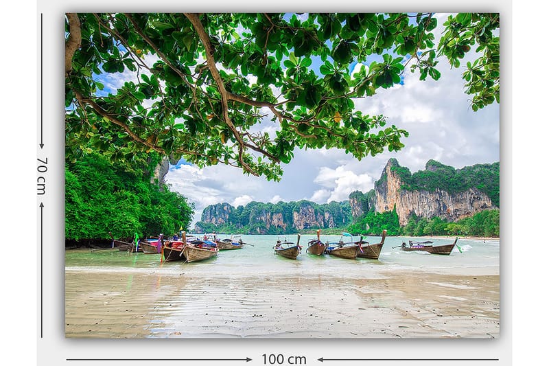 Canvastavla 70x100 cm - Vacker strandscen med traditionella båtar som ligger vid kusten omgiven av grönskande klippor och träd - Grön / Blå / Beige - Inredning - Tavlor & posters - Canvastavla