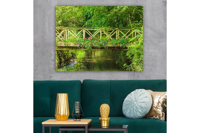 Canvastavla 70x100 cm - Vacker träbro omgiven av grönska och blommor vid en stilla vattenyta - Grön / Rosa / Brun - Inredning - Tavlor & posters - Canvastavla