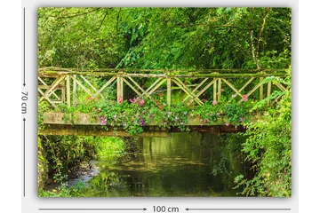 Canvastavla 70x100 cm - Vacker träbro omgiven av grönska och blommor vid en stilla vattenyta - Grön / Rosa / Brun - Inredning - Tavlor & posters - Canvastavla