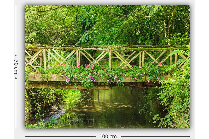 Canvastavla 70x100 cm - Vacker träbro omgiven av grönska och blommor vid en stilla vattenyta - Grön / Rosa / Brun - Inredning - Tavlor & posters - Canvastavla