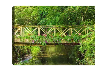 Canvastavla 70x100 cm - Vacker träbro omgiven av grönska och blommor vid en stilla vattenyta - Grön / Rosa / Brun - Inredning - Tavlor & posters - Canvastavla