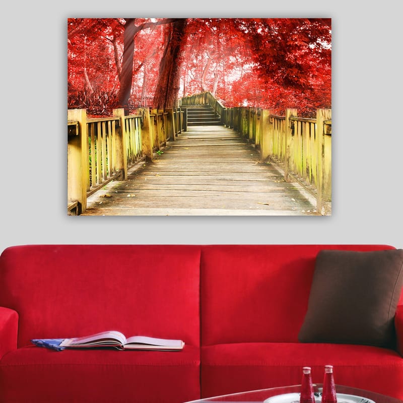 Canvastavla 70x100 cm - Vacker träbro omgiven av lysande röda träd i en höstig miljö - Röd / Gulgrön - Inredning - Tavlor & posters - Canvastavla