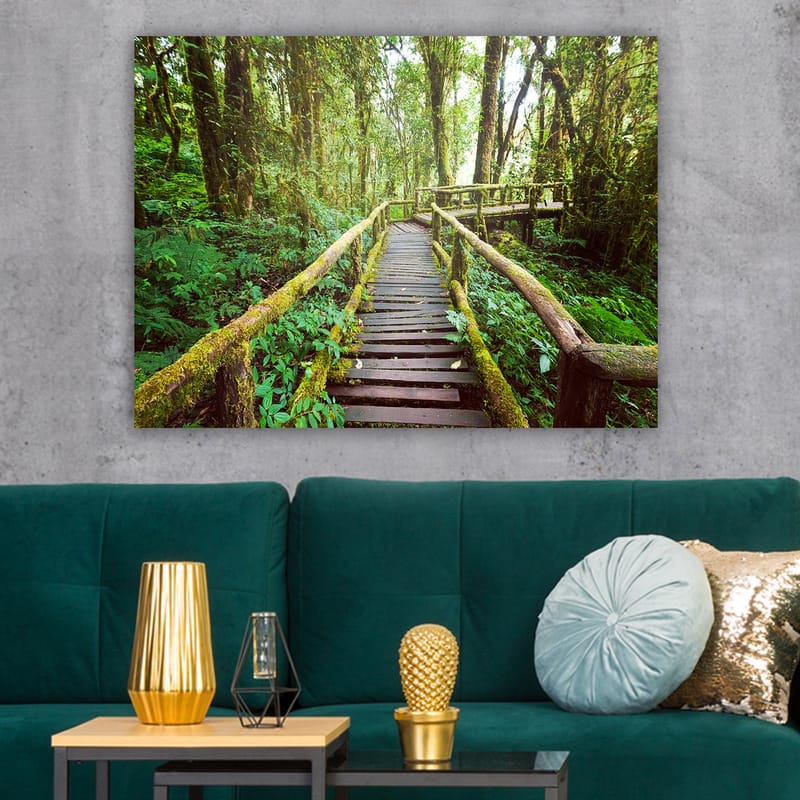 Canvastavla 70x100 cm - Vacker träbro som slingrar sig genom en grönskande regnskog - Grön / Brun / Gulgrön - Inredning - Tavlor & posters - Canvastavla