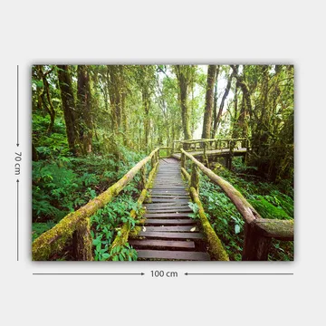 Canvastavla 70x100 cm - Vacker träbro som slingrar sig genom en grönskande regnskog - Grön / Brun / Gulgrön - Inredning - Tavlor & posters - Canvastavla