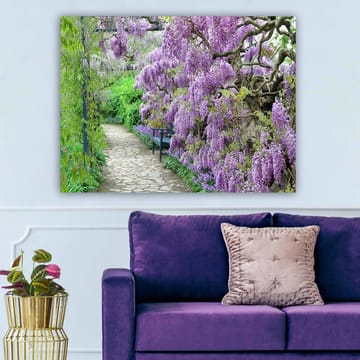 Canvastavla 70x100 cm - Vacker trädgård med blommande wisteria som skapar en romantisk och lugn atmosfär - Lila / Grön - Inredning - Tavlor & posters - Canvastavla