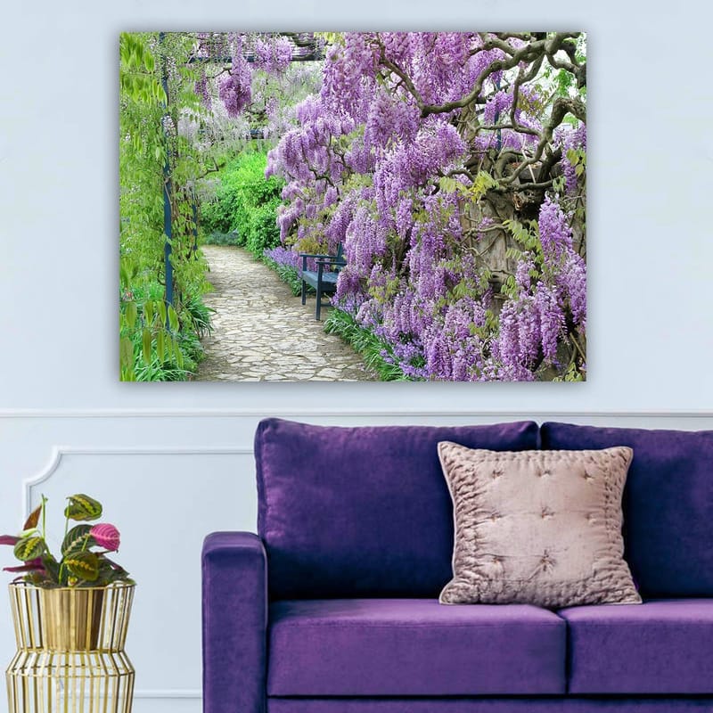 Canvastavla 70x100 cm - Vacker trädgård med blommande wisteria som skapar en romantisk och lugn atmosfär - Lila / Grön - Inredning - Tavlor & posters - Canvastavla