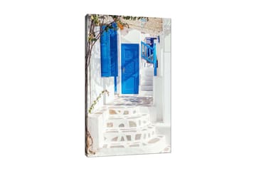 Canvastavla 70x100 cm - Vacker trappa med blå dörrar och fönster i en vit byggnad, omgiven av grönska - Blå / Vit - Inredning - Tavlor & posters - Canvastavla