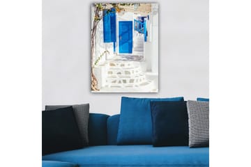 Canvastavla 70x100 cm - Vacker trappa med blå dörrar och fönster i en vit byggnad, omgiven av grönska - Blå / Vit - Inredning - Tavlor & posters - Canvastavla