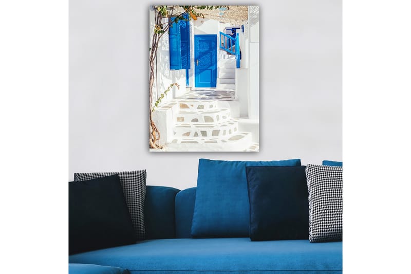Canvastavla 70x100 cm - Vacker trappa med blå dörrar och fönster i en vit byggnad, omgiven av grönska - Blå / Vit - Inredning - Tavlor & posters - Canvastavla