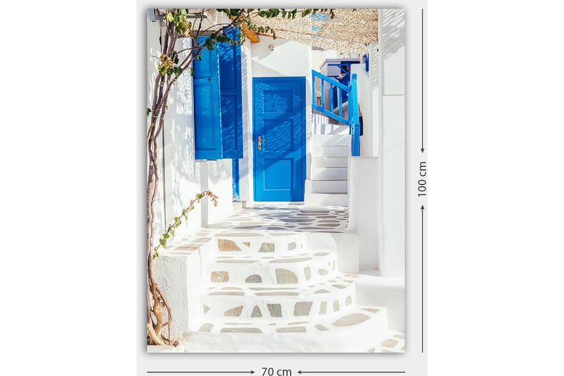 Canvastavla 70x100 cm - Vacker trappa med blå dörrar och fönster i en vit byggnad, omgiven av grönska - Blå / Vit - Inredning - Tavlor & posters - Canvastavla