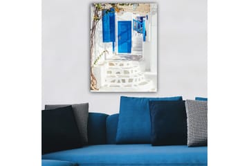 Canvastavla 70x100 cm - Vacker trappa med blå dörrar och fönster i en vit byggnad, omgiven av grönska - Blå / Vit - Inredning - Tavlor & posters - Canvastavla