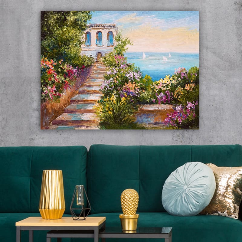 Canvastavla 70x100 cm - Vacker trappa omgiven av färgglada blommor som leder ner till havet och en byggnad med blå fönster - Grön / Rosa / Blå - Inredning - Tavlor & posters - Canvastavla