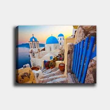 Canvastavla 70x100 cm - Vacker utsikt över de vita byggnaderna med blå kupoler i en grekisk by vid havet - Blå / Vit / Beige - Inredning - Tavlor & posters - Canvastavla