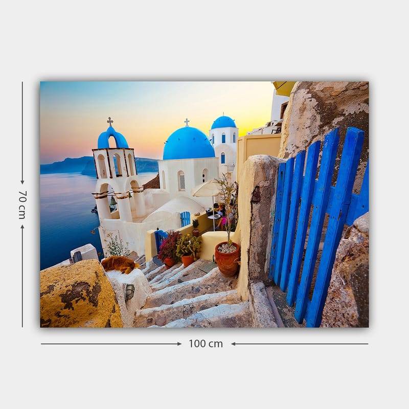 Canvastavla 70x100 cm - Vacker utsikt över de vita byggnaderna med blå kupoler i en grekisk by vid havet - Blå / Vit / Beige - Inredning - Tavlor & posters - Canvastavla