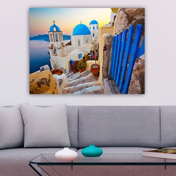 Canvastavla 70x100 cm - Vacker utsikt över de vita byggnaderna med blå kupoler i en grekisk by vid havet - Blå / Vit / Beige - Inredning - Tavlor & posters - Canvastavla