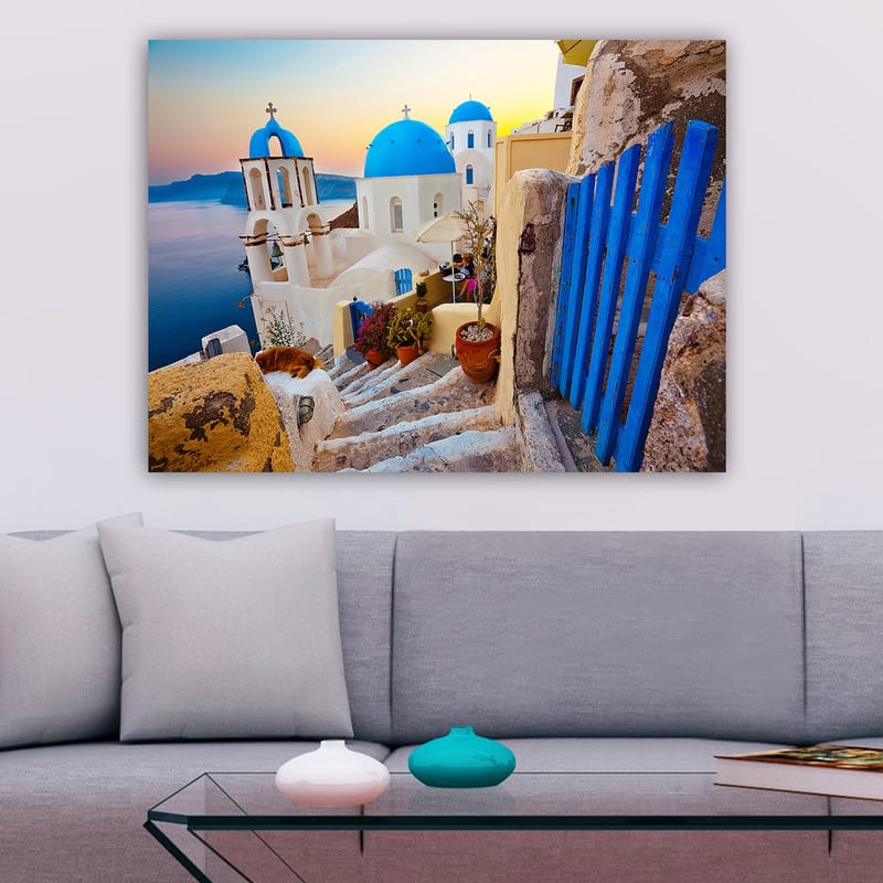 Canvastavla 70x100 cm - Vacker utsikt över de vita byggnaderna med blå kupoler i en grekisk by vid havet - Blå / Vit / Beige - Inredning - Tavlor & posters - Canvastavla