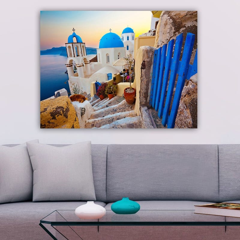 Canvastavla 70x100 cm - Vacker utsikt över de vita byggnaderna med blå kupoler i en grekisk by vid havet - Blå / Vit / Beige - Inredning - Tavlor & posters - Canvastavla