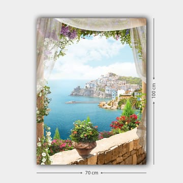 Canvastavla 70x100 cm - Vacker utsikt över en kuststad med färgglada hus och blomstrande växter, sedd genom en öppen fönsteröppning - Blå / Grön / Vit - Inredning - Tavlor & posters - Canvastavla