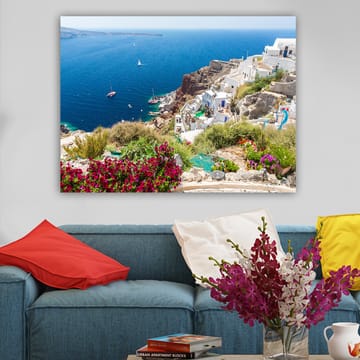 Canvastavla 70x100 cm - Vacker utsikt över Santorini med vita hus och blommor som pryder klipporna vid havet - Blå / Vit / Grön - Inredning - Tavlor & posters - Canvastavla