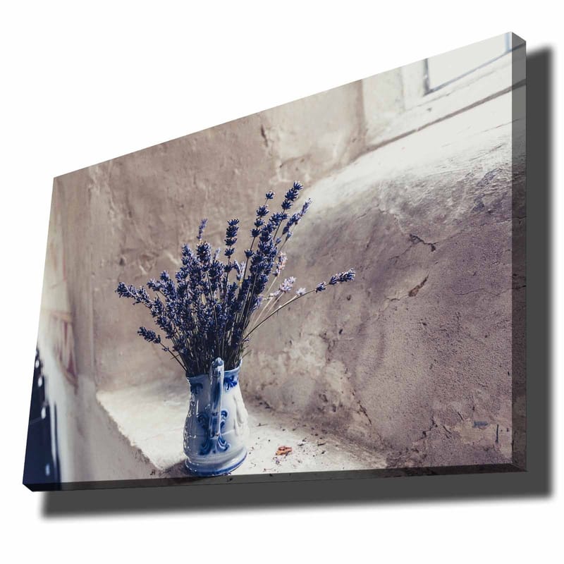 Canvastavla 70x100 cm - Vacker vas med lavendelblommor placerad på en fönsterbräda - Lila / Blå / Grå - Inredning - Tavlor & posters - Canvastavla