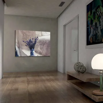 Canvastavla 70x100 cm - Vacker vas med lavendelblommor placerad på en fönsterbräda - Lila / Blå / Grå - Inredning - Tavlor & posters - Canvastavla