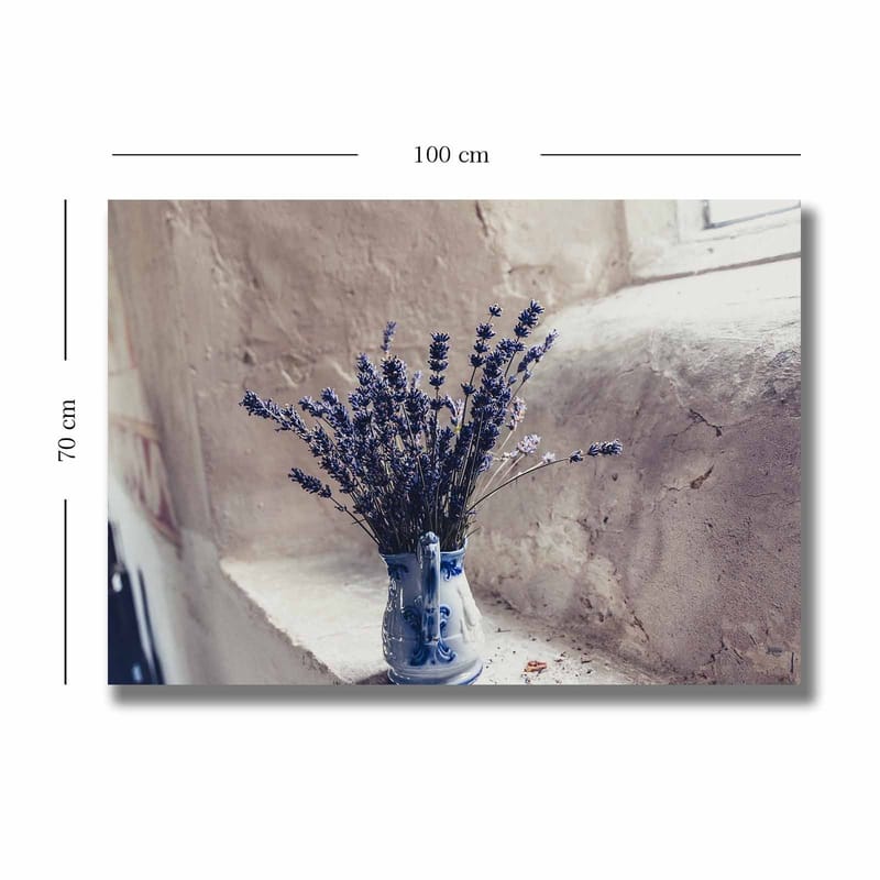 Canvastavla 70x100 cm - Vacker vas med lavendelblommor placerad på en fönsterbräda - Lila / Blå / Grå - Inredning - Tavlor & posters - Canvastavla