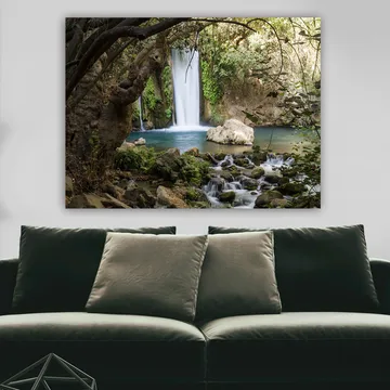 Canvastavla 70x100 cm - Vacker vattenfall omgiven av grönskande vegetation och klippor - Grön / Blå / Beige - Inredning - Tavlor & posters - Canvastavla