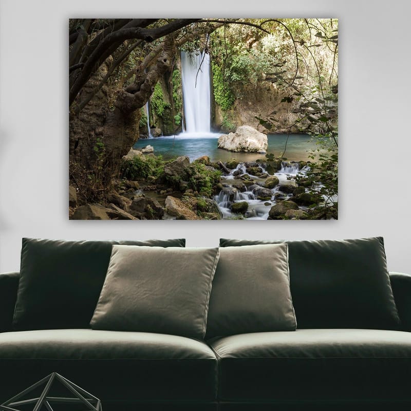 Canvastavla 70x100 cm - Vacker vattenfall omgiven av grönskande vegetation och klippor - Grön / Blå / Beige - Inredning - Tavlor & posters - Canvastavla