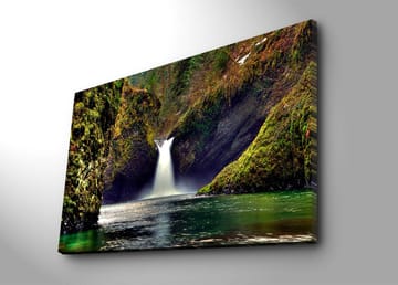 Canvastavla 70x100 cm - Vacker vattenfall som strömmar ner mellan gröna klippor i en naturskön miljö - Grön / Blå / Brun - Inredning - Tavlor & posters - Canvastavla