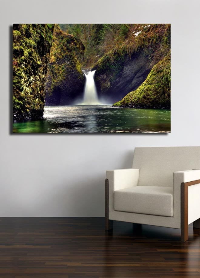 Canvastavla 70x100 cm - Vacker vattenfall som strömmar ner mellan gröna klippor i en naturskön miljö - Grön / Blå / Brun - Inredning - Tavlor & posters - Canvastavla