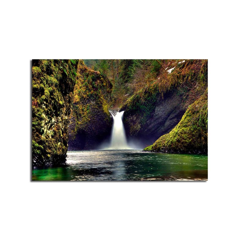 Canvastavla 70x100 cm - Vacker vattenfall som strömmar ner mellan gröna klippor i en naturskön miljö - Grön / Blå / Brun - Inredning - Tavlor & posters - Canvastavla