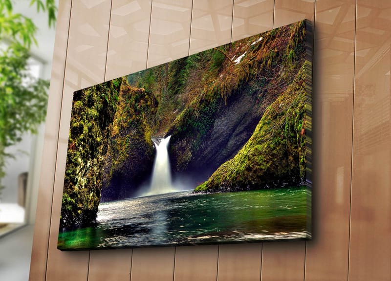 Canvastavla 70x100 cm - Vacker vattenfall som strömmar ner mellan gröna klippor i en naturskön miljö - Grön / Blå / Brun - Inredning - Tavlor & posters - Canvastavla